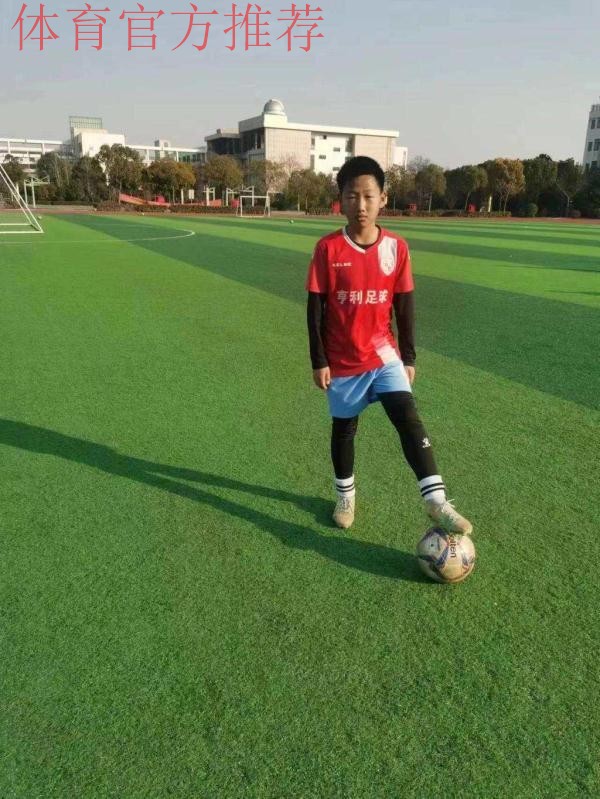 为消防车带路的少年,想当职业足球运动员 为消防车带路的少年,想当职业足球运动员